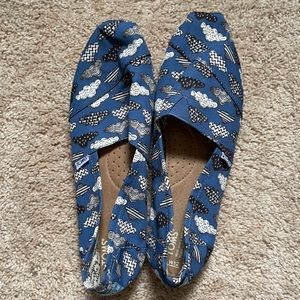 Blue cloud pattern toms